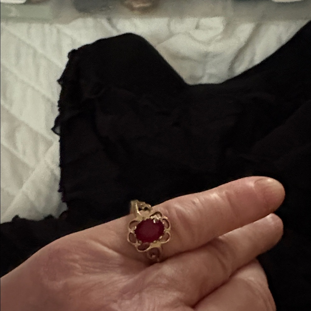 Vintage Gold Ring with Red Gemstone - Picture 3 of 3